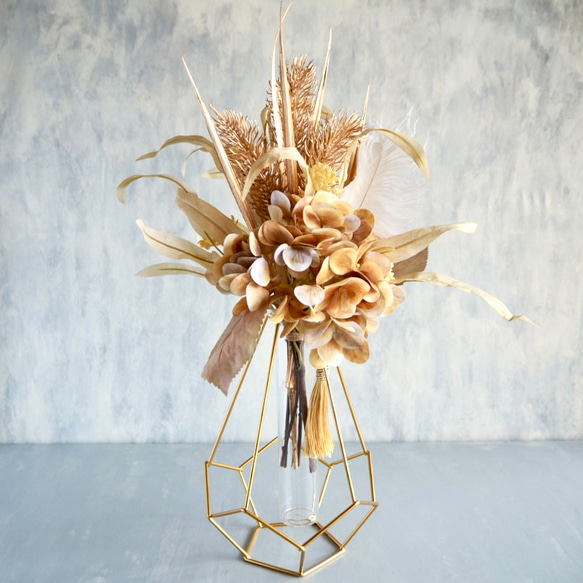 スワッグにもなる2way幾何学的ゴールドワイヤー花瓶とアンティークアジサイ造花ブーケのアレンジ 6枚目の画像