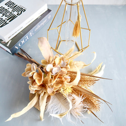 スワッグにもなる2way幾何学的ゴールドワイヤー花瓶とアンティークアジサイ造花ブーケのアレンジ 10枚目の画像