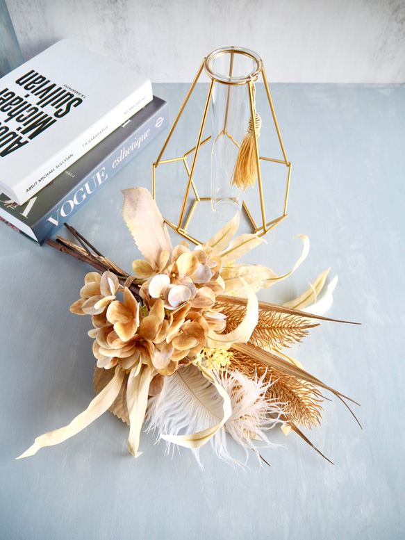 スワッグにもなる2way幾何学的ゴールドワイヤー花瓶とアンティークアジサイ造花ブーケのアレンジ 10枚目の画像