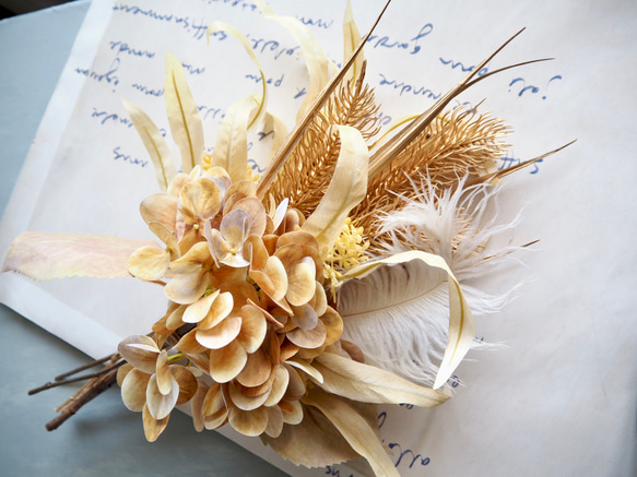 スワッグにもなる2way幾何学的ゴールドワイヤー花瓶とアンティークアジサイ造花ブーケのアレンジ 12枚目の画像