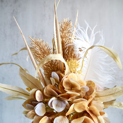 スワッグにもなる2way幾何学的ゴールドワイヤー花瓶とアンティークアジサイ造花ブーケのアレンジ 5枚目の画像