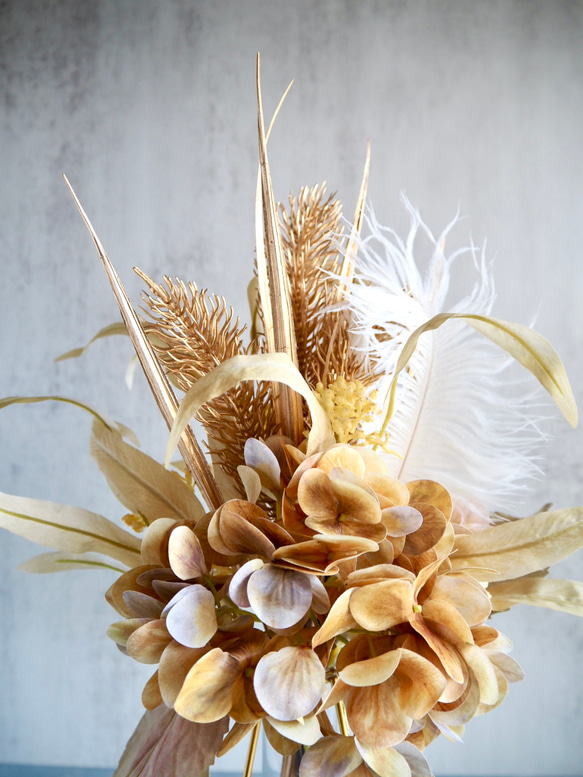 スワッグにもなる2way幾何学的ゴールドワイヤー花瓶とアンティークアジサイ造花ブーケのアレンジ 5枚目の画像