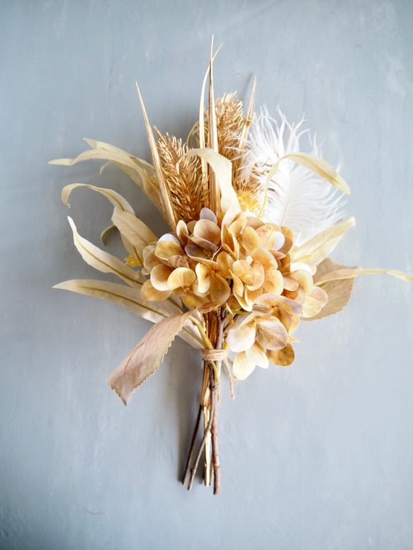 スワッグにもなる2way幾何学的ゴールドワイヤー花瓶とアンティークアジサイ造花ブーケのアレンジ 16枚目の画像