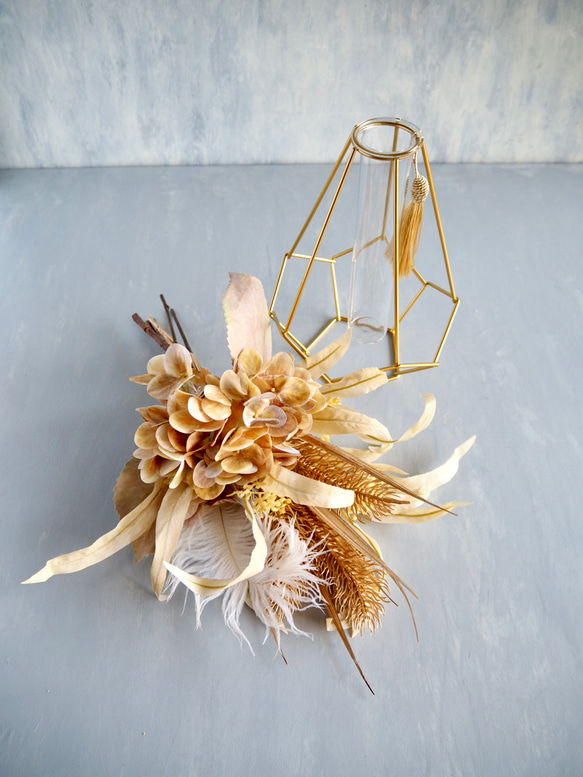 スワッグにもなる2way幾何学的ゴールドワイヤー花瓶とアンティークアジサイ造花ブーケのアレンジ 11枚目の画像