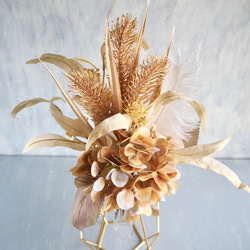 スワッグにもなる2way幾何学的ゴールドワイヤー花瓶とアンティークアジサイ造花ブーケのアレンジ 4枚目の画像