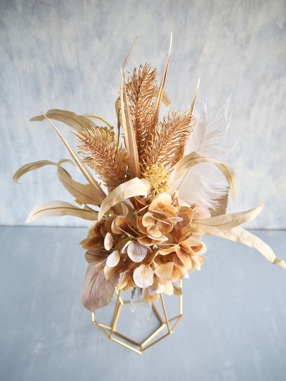 スワッグにもなる2way幾何学的ゴールドワイヤー花瓶とアンティークアジサイ造花ブーケのアレンジ 4枚目の画像