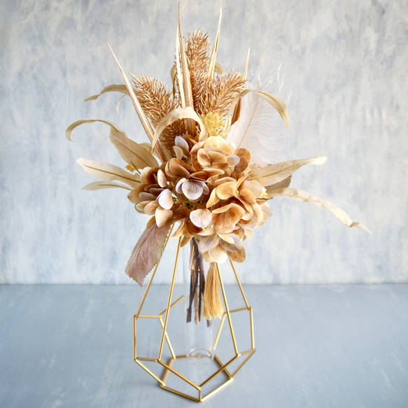 スワッグにもなる2way幾何学的ゴールドワイヤー花瓶とアンティークアジサイ造花ブーケのアレンジ 1枚目の画像