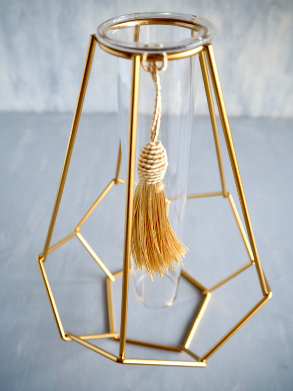 スワッグにもなる2way幾何学的ゴールドワイヤー花瓶とアンティークアジサイ造花ブーケのアレンジ 13枚目の画像