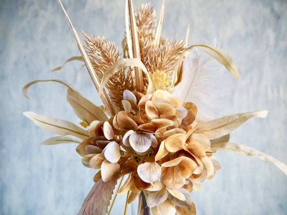 スワッグにもなる2way幾何学的ゴールドワイヤー花瓶とアンティークアジサイ造花ブーケのアレンジ 3枚目の画像