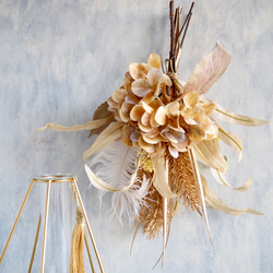 スワッグにもなる2way幾何学的ゴールドワイヤー花瓶とアンティークアジサイ造花ブーケのアレンジ 9枚目の画像