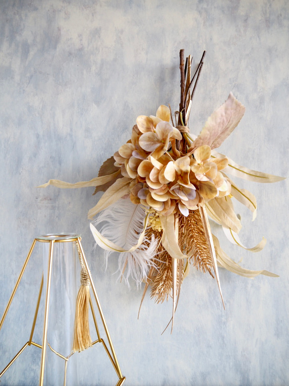 スワッグにもなる2way幾何学的ゴールドワイヤー花瓶とアンティークアジサイ造花ブーケのアレンジ 9枚目の画像