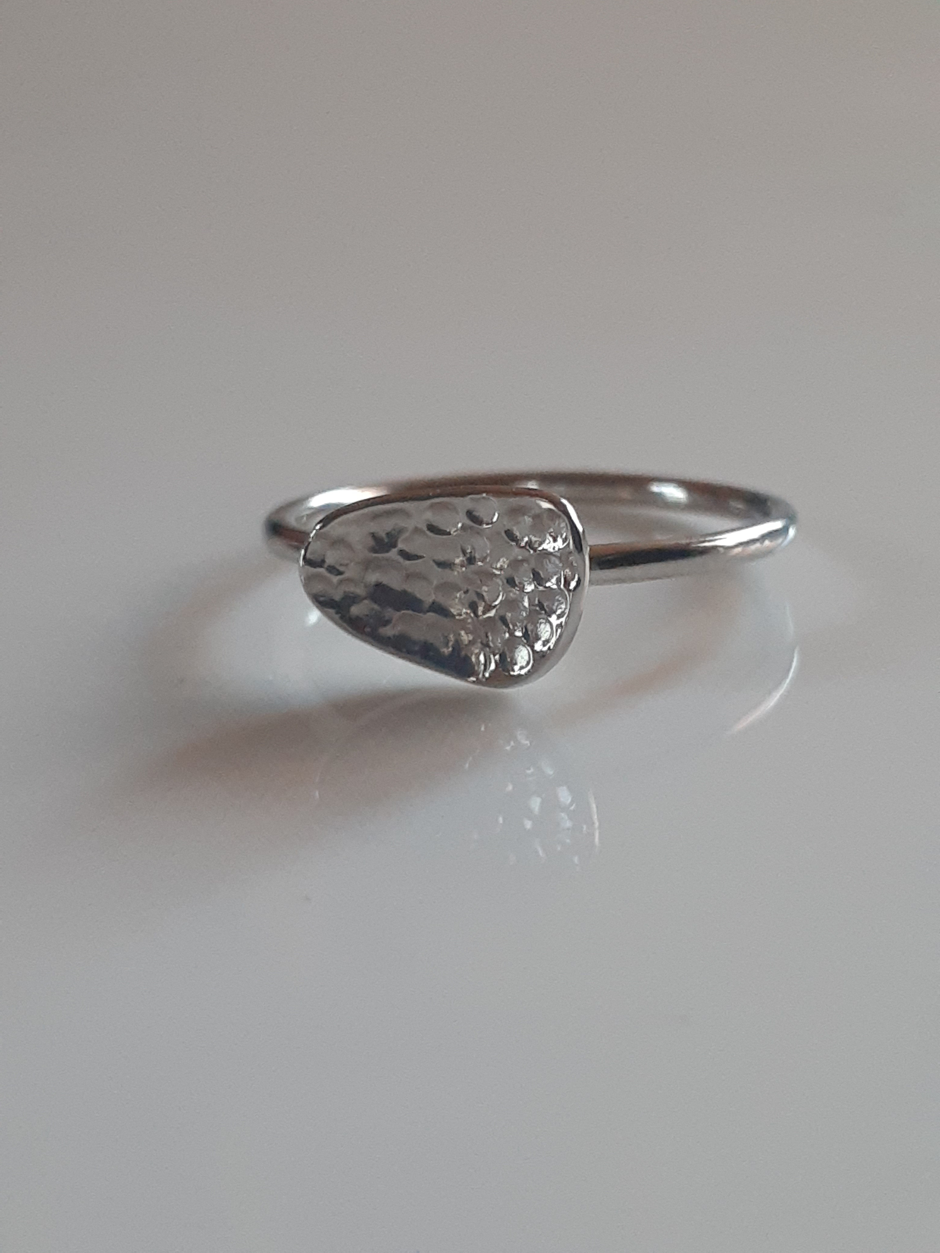 槌目模様　華奢でシンプルなプラチナリ槌目ング