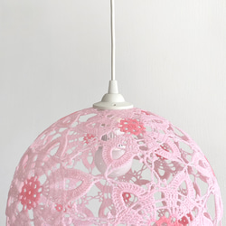 レース編みのランプシェード　桜（大、球体）ピンク 2枚目の画像
