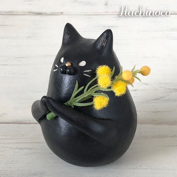 【猫好きさんに】ミモザを持つ黒猫オブジェ（アーティシャルフラワー） 2枚目の画像
