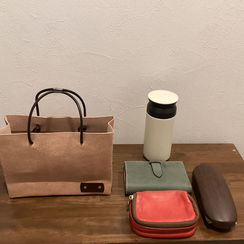 【Ｂ級品】紙袋風自立するレザーバッグ 厚切スクエアＳ