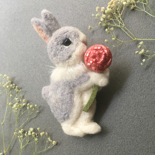 羊毛フェルト　うさぎ　おしゃれうさぎちゃんブローチ　グレー 羊毛フェルトうさぎおしゃれうさぎちゃんブローチグレー