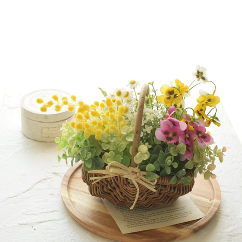 パンジーとテイジーのバスケットアレンジ　35cm×30cm フラワーアレンジ パンジーとミモザの寄せ植えバスケットアレンジメント アートフラワー