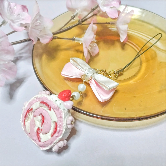 桜のピンクロールのストラップ(新作)季節限定　スイーツデコ　フェイクスイーツ 1枚目の画像