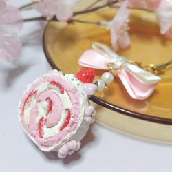 桜のピンクロールのストラップ(新作)季節限定　スイーツデコ　フェイクスイーツ 6枚目の画像