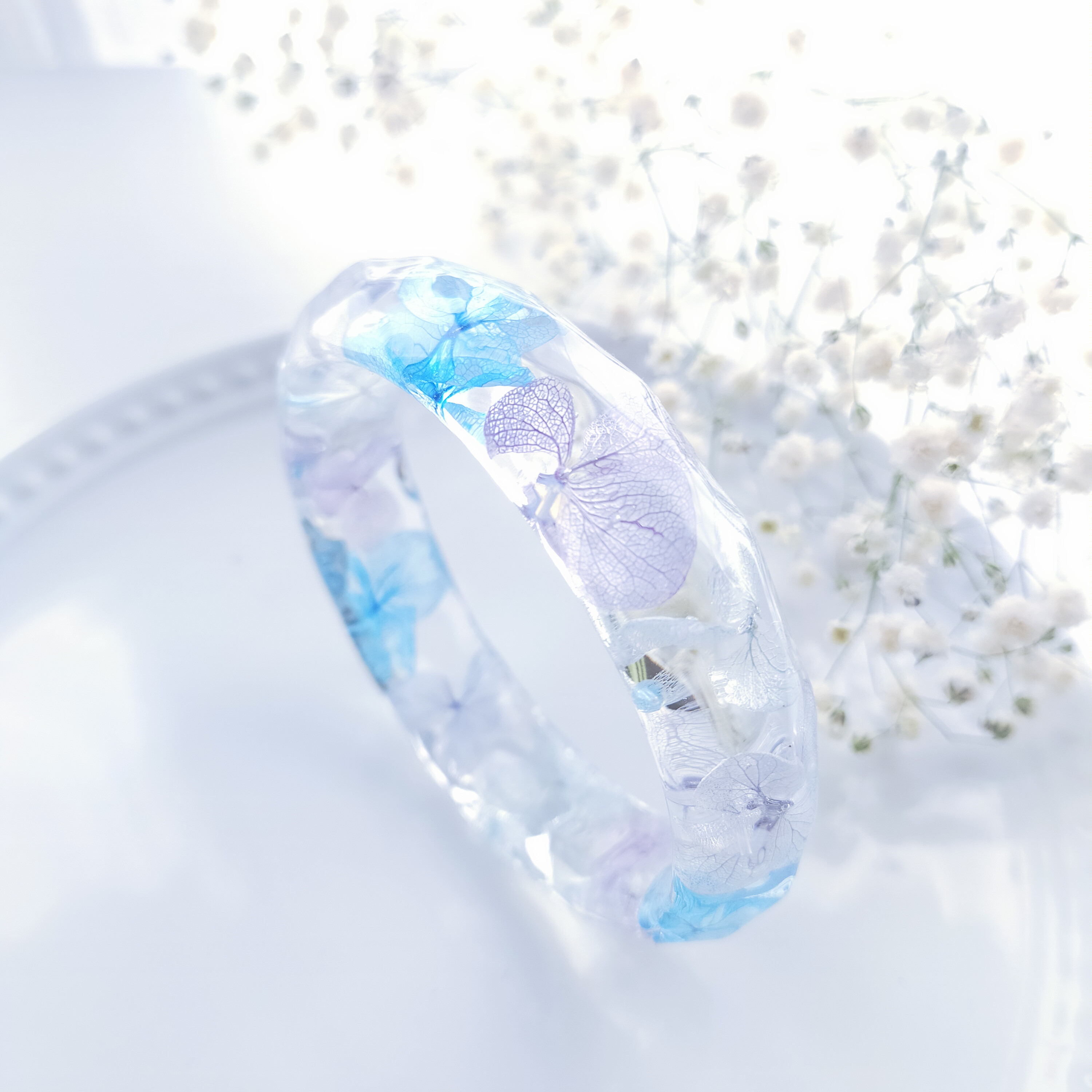 〜青色あじさいの艶やかバングル〜　アジサイ　ブルー　青　バングル　クリア　レジン　ハーバリウム　花　ドライフラワー