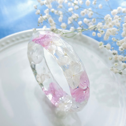 〜ラベンダーあじさいの艶やかバングル〜　アジサイ　青　バングル　クリア　レジン　ハーバリウム　花　ドライフラワー　紫　白 2枚目の画像