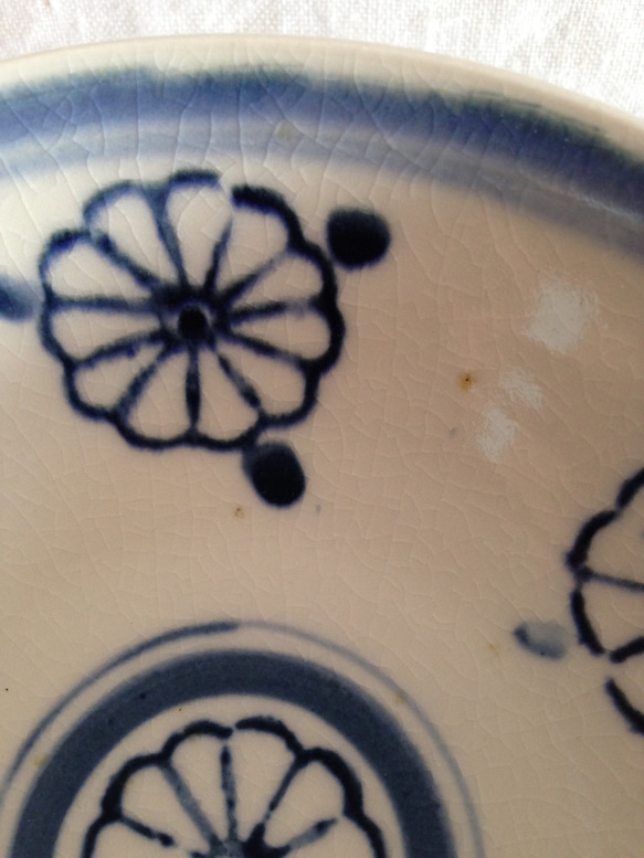白磁印判染付平茶碗 4枚目の画像