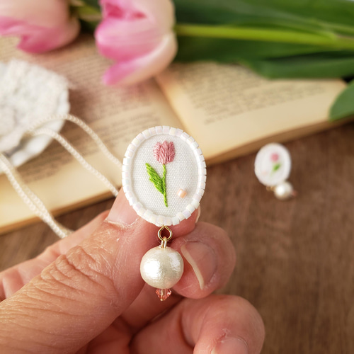 上品 柔らかな大人女子チューリップ刺繍 ビーズ刺繍 イヤリング/ピアス  