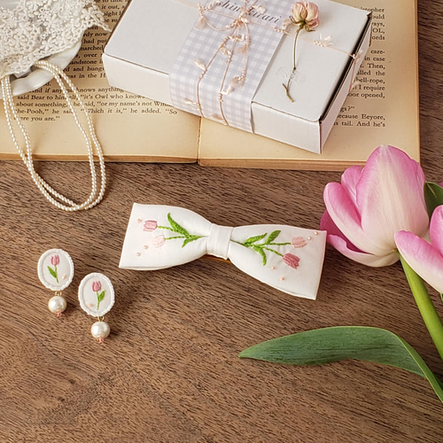 上品 柔らかな大人女子チューリップ刺繍 ビーズ刺繍 イヤリング/ピアス  