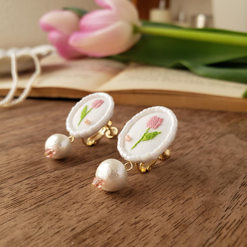 上品 柔らかな大人女子チューリップ刺繍 ビーズ刺繍 イヤリング/ピアス  
