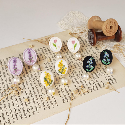 （１点もの）チューリップを刺繍した綺麗めイヤリング 上品 柔らかな大人女子チューリップ刺繍 ビーズ刺繍 イヤリング/ピアス