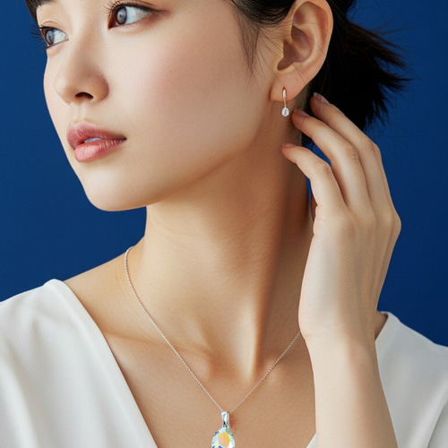 夜空に咲く光のしずく＊ペアシェイプクリスタルガラスのネックレス