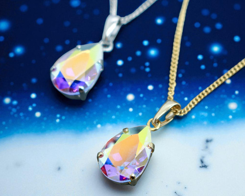 夜空に咲く光のしずく＊ペアシェイプクリスタルガラスのネックレス