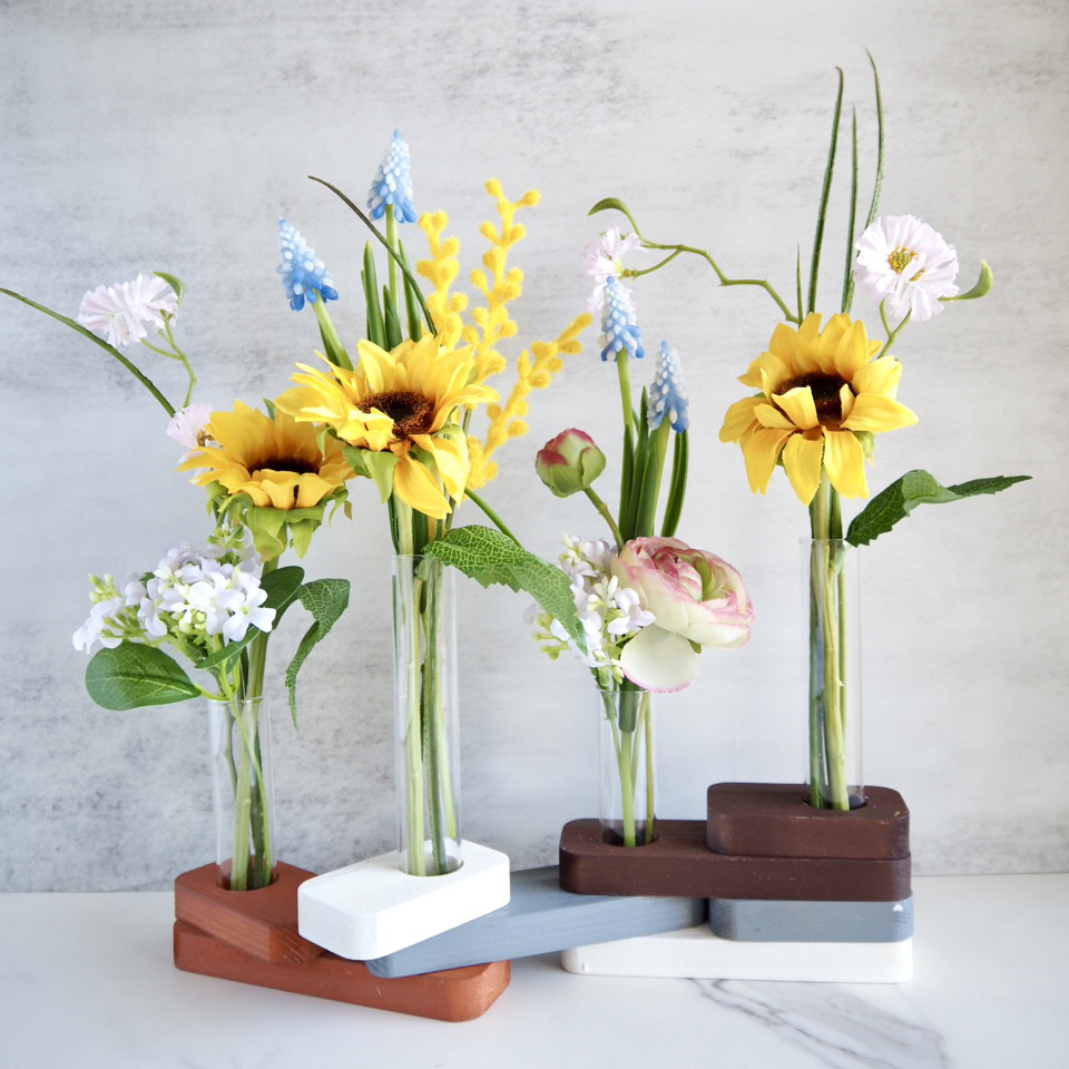 「積み木フラワーベース × サマーアレンジセット」 — 夏を遊ぶ、一輪挿しの花あそび —