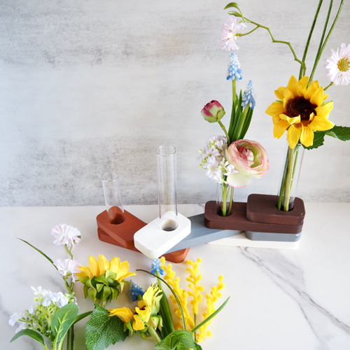 積み木フラワーベース × サマーアレンジセット」 — 夏を遊ぶ、一輪挿し