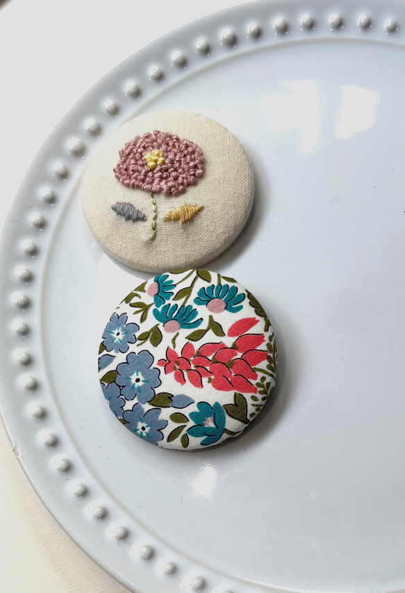 【送料無料】刺繍　リバティ　ヘアゴム　くるみボタン　大2個セット♡ 1枚目の画像