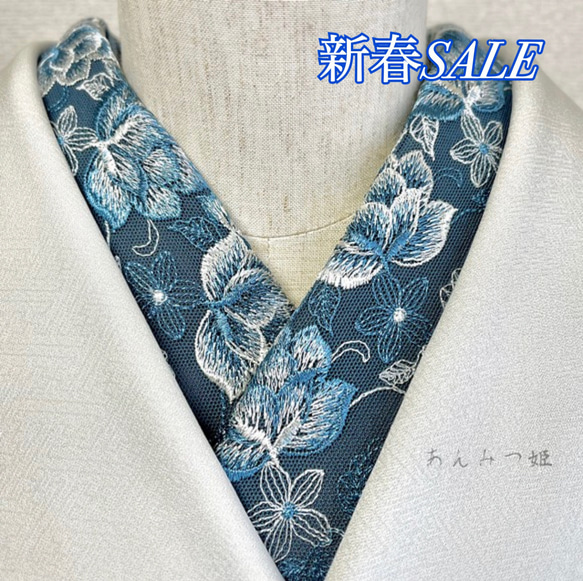 【新春SALE】〜8日まで  洗える刺繍半衿　ペールブルーの薔薇 1枚目の画像