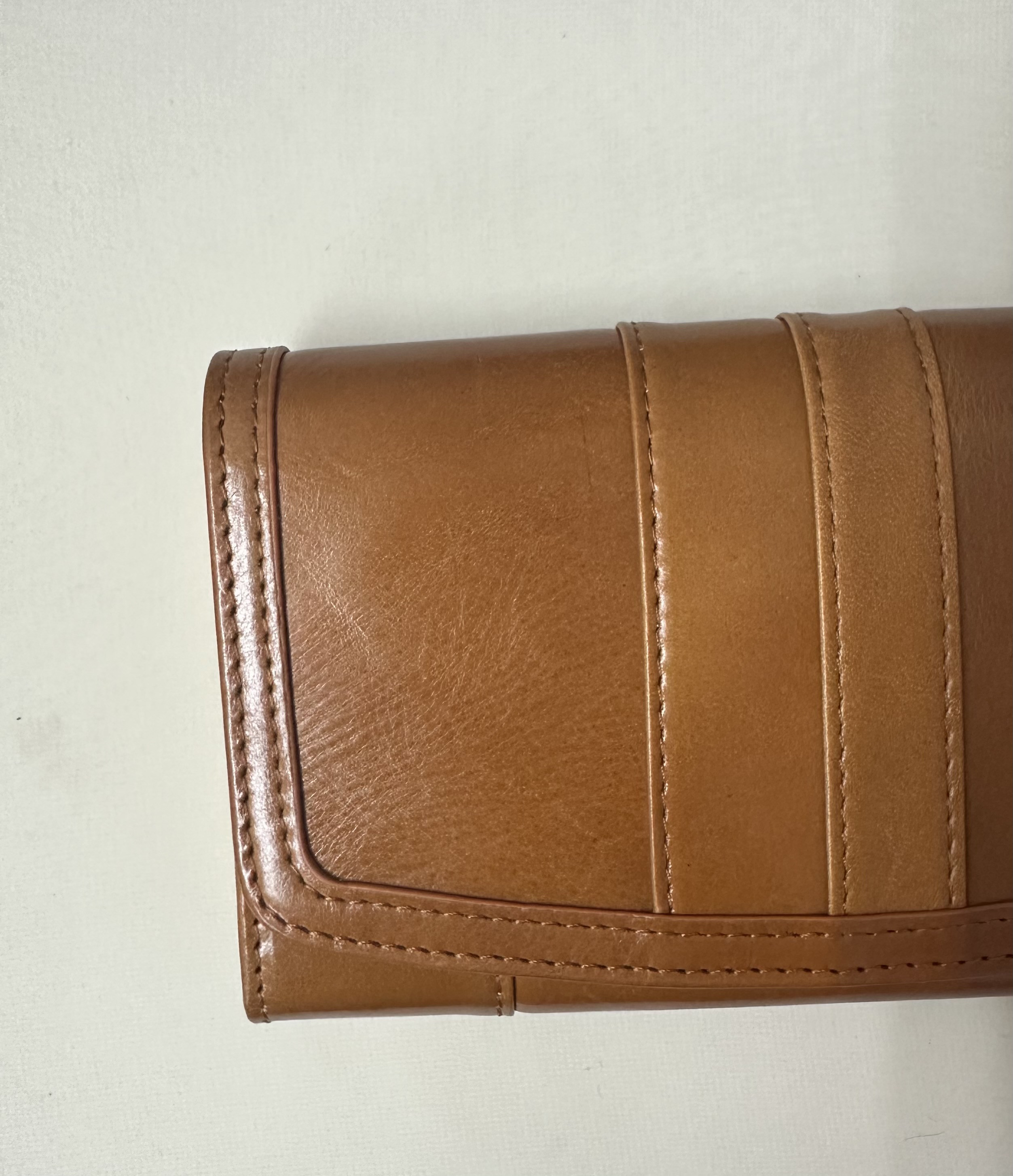 【訳あり】大容量で使いやすい中がま口の長財布 上質レザーの魅力的ながま口財布 《キャメル》CU015CA