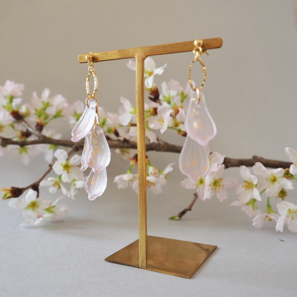 春風に揺れる桜の花びらピアス/イヤリング　サージカルステンレス Ｐ841 5枚目の画像