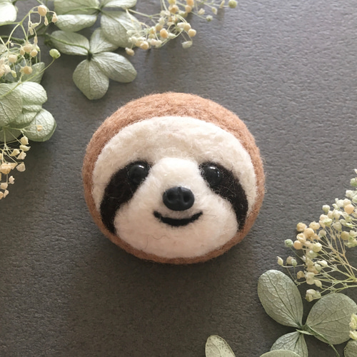 羊毛フェルト ナマケモノ faceブローチ ブローチ CHIRA MIRA 通販