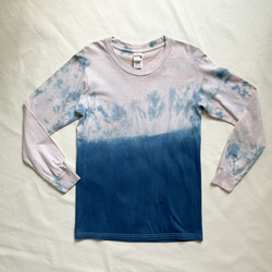送料無料  Sunset Beach 優しいピンクに泥染めしてから藍染したロンTシャツ 絞り染め 1枚目の画像