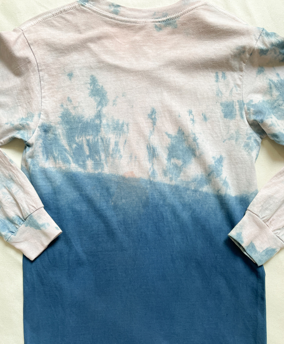 送料無料  Sunset Beach 優しいピンクに泥染めしてから藍染したロンTシャツ 絞り染め 5枚目の画像