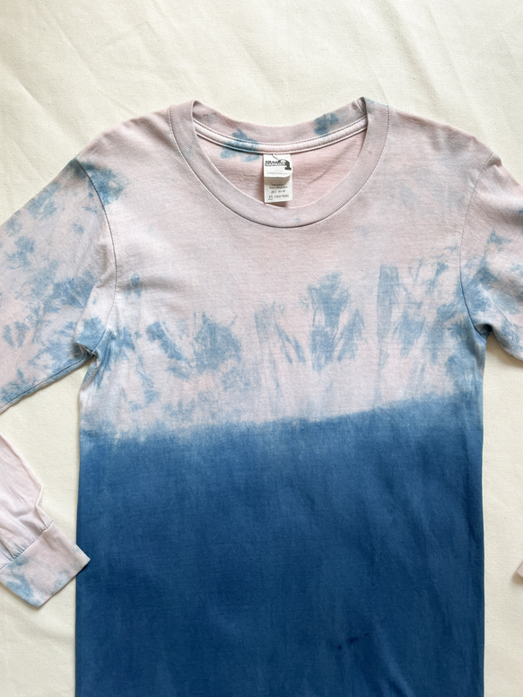 送料無料  Sunset Beach 優しいピンクに泥染めしてから藍染したロンTシャツ 絞り染め 2枚目の画像