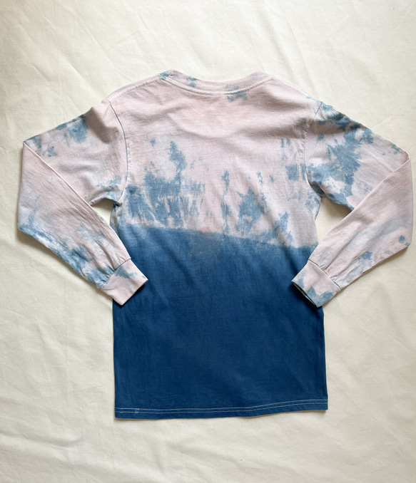 送料無料  Sunset Beach 優しいピンクに泥染めしてから藍染したロンTシャツ 絞り染め 4枚目の画像