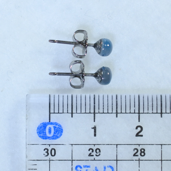 倫敦藍色托帕石耳環（4 毫米，鈦金耳環） 第5張的照片