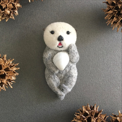 羊毛フェルト ラッコ ブローチ グレー ブローチ CHIRA MIRA 通販