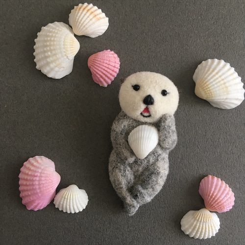 羊毛フェルト ラッコ ブローチ グレー ブローチ CHIRA MIRA 通販