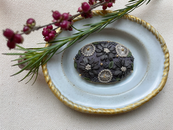 【再販】リボン刺繍　gray flower（ブローチorヘアゴム） 2枚目の画像