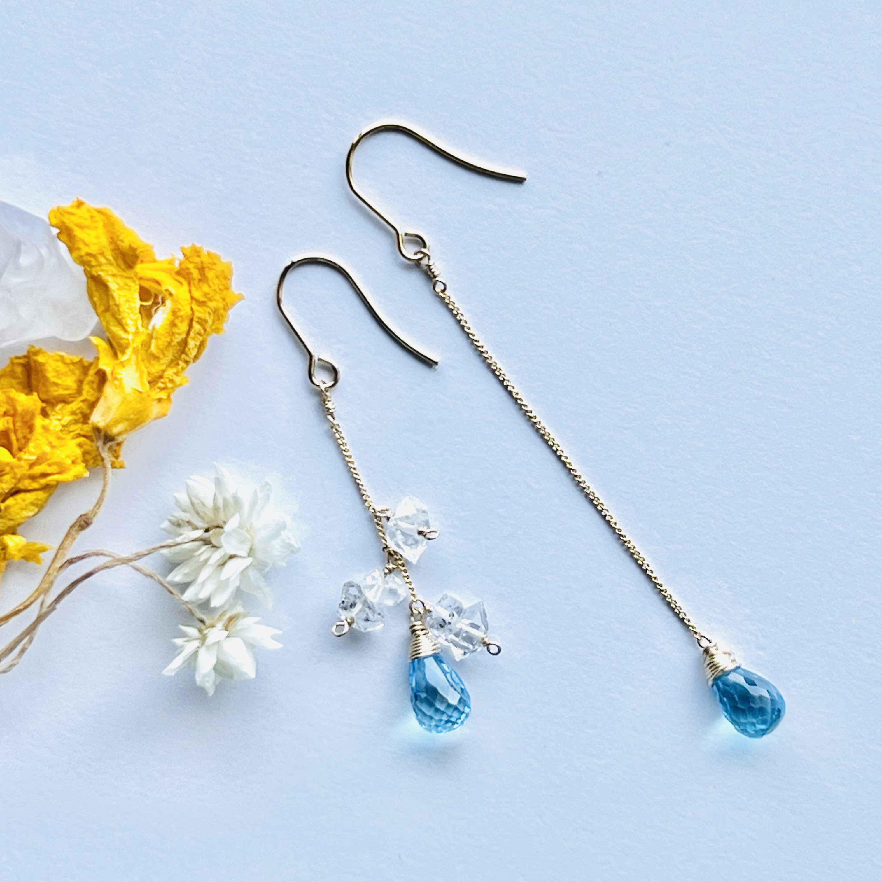 再販　【アシンメトリー】　スイスブルートパーズ　ドロップ ブリオレットハーキマー　細石　ゆらゆら揺れる　ピアス