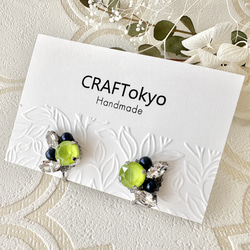 New【スワロフスキー使用のイヤリング】ライムグリーン＆ネイビー 結婚式  夏 3枚目の画像