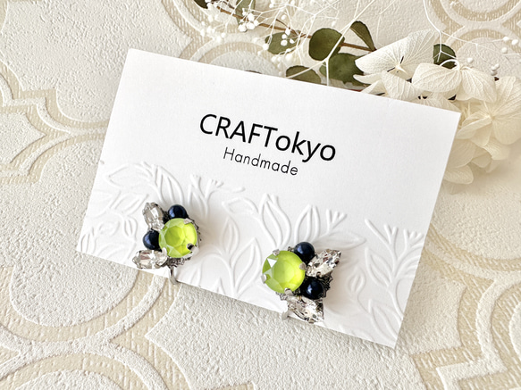 New【スワロフスキー使用のイヤリング】ライムグリーン＆ネイビー 結婚式  夏 1枚目の画像